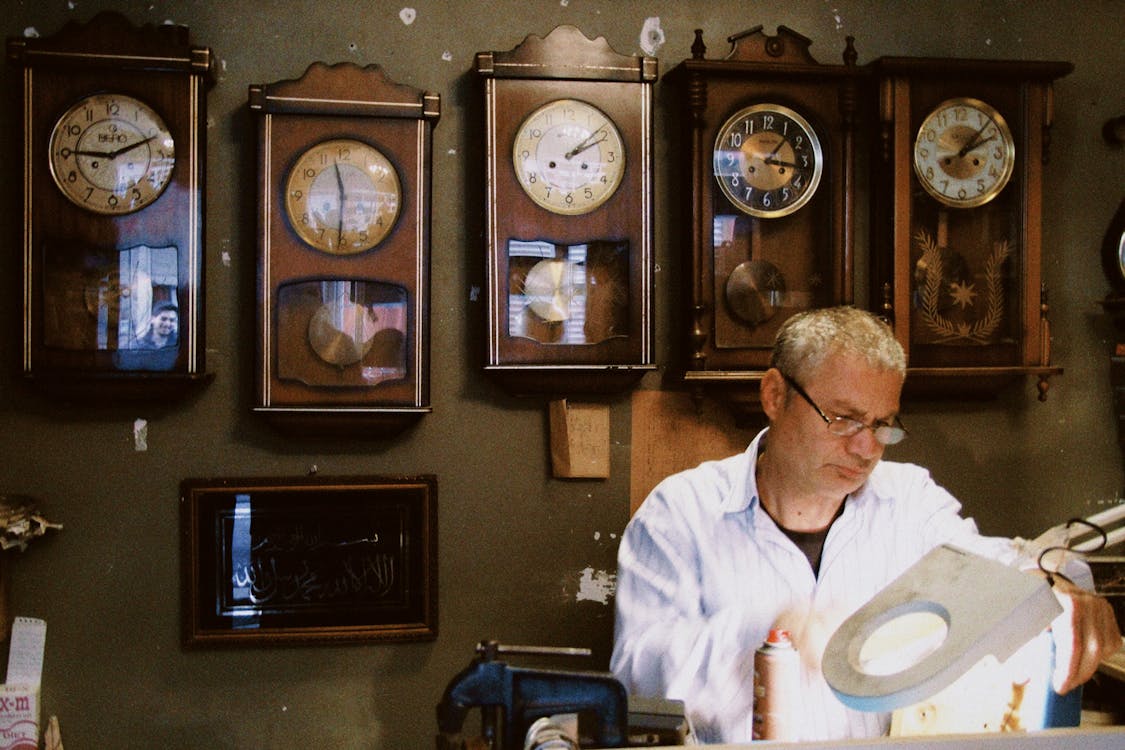 Maître horloger travaillant sur une montre de luxe