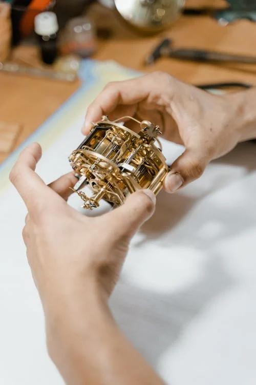 Entretien et maintenance de montres de luxe